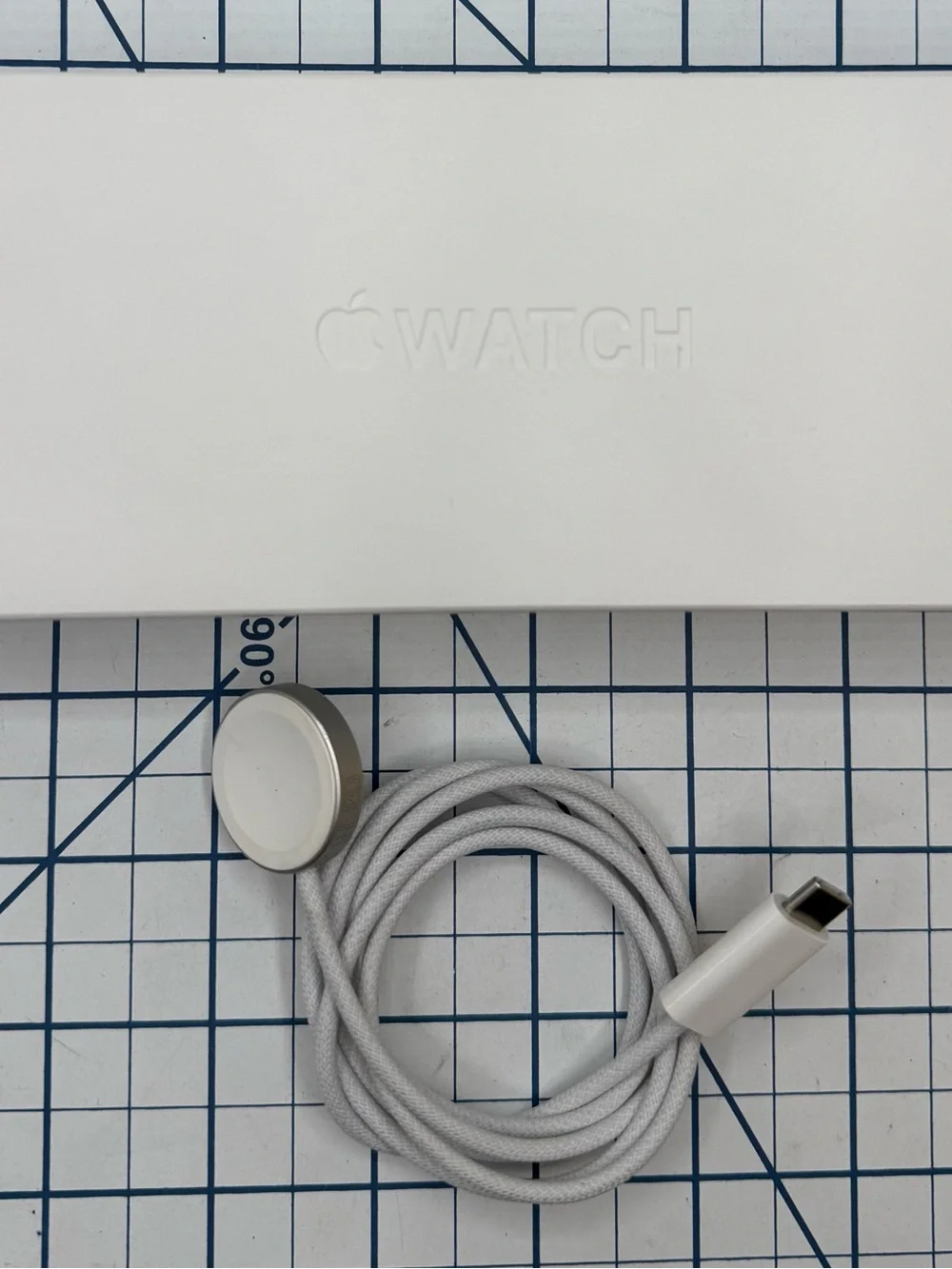 Apple Watch Starlight Series 9 41 mm with Starlight Sport Band and extra Band